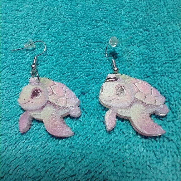 Cute colorful pastel turtle wire dangle earrings pink purple - Picture 3 of 3